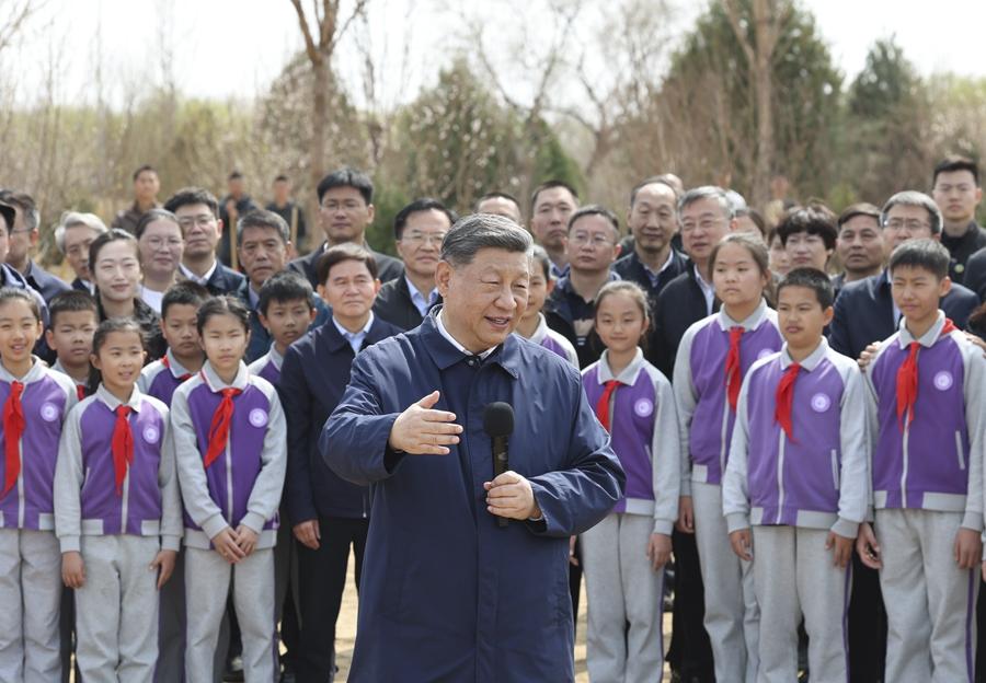 习近平在参加首都义务植树活动时强调 为山川大地增添锦绣 让中国式现代化底色更加亮丽